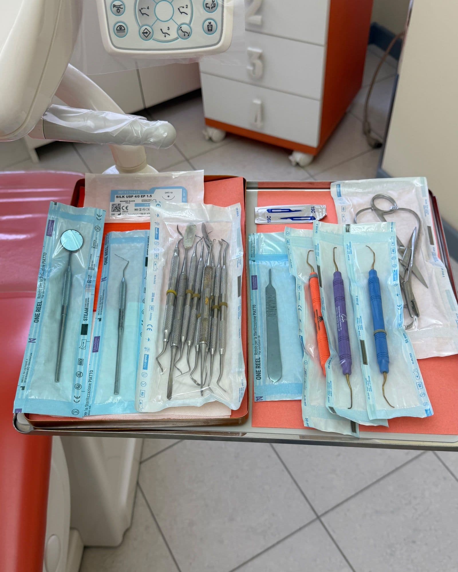 Strumenti di parodontologia e chirurgia in buste sterili sigillate sul vassoio