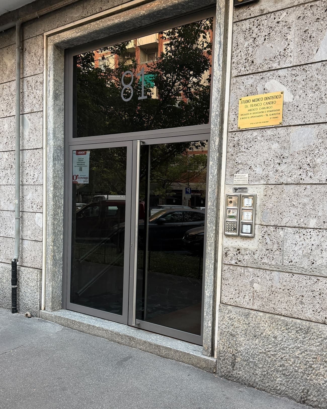 Il portone del civico 81 di via Giorgio Washington, con la targa dello studio
