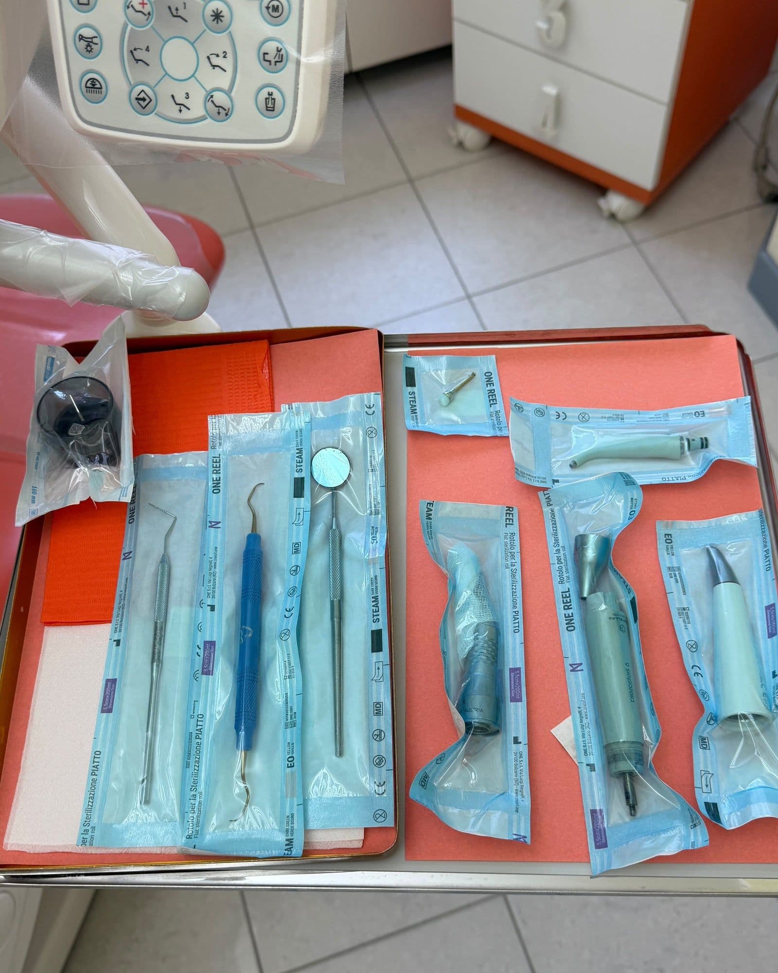 Strumenti da visita in buste sterili sigillate, sul vassoio della sala dell'igiene