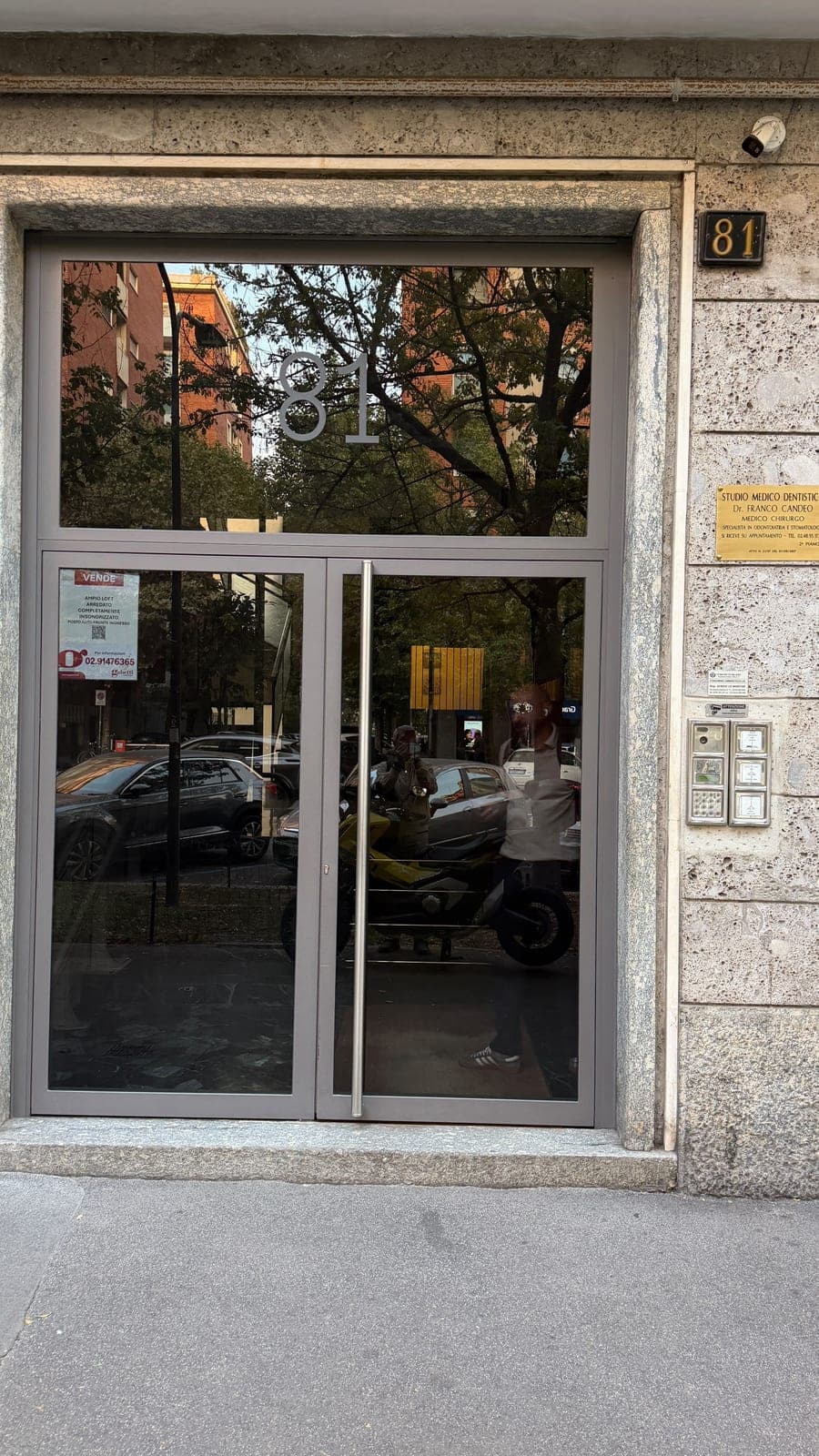 L'ingresso in via Washington, foto 1 di 8