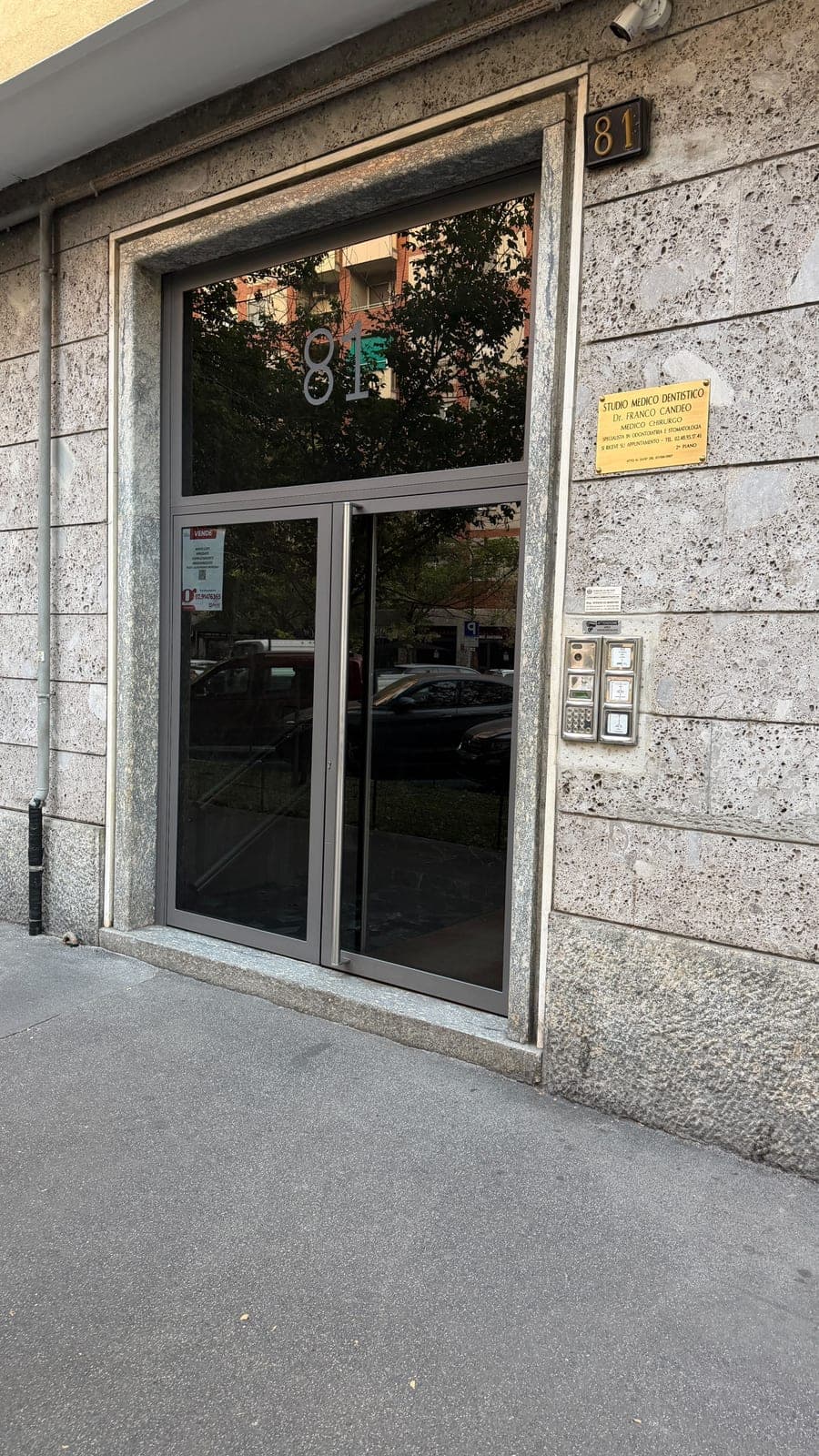 L'ingresso in via Washington, foto 2 di 8