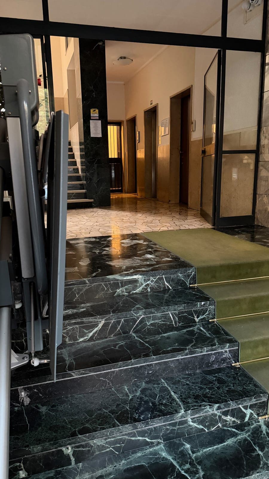 L'ingresso in via Washington, foto 5 di 8