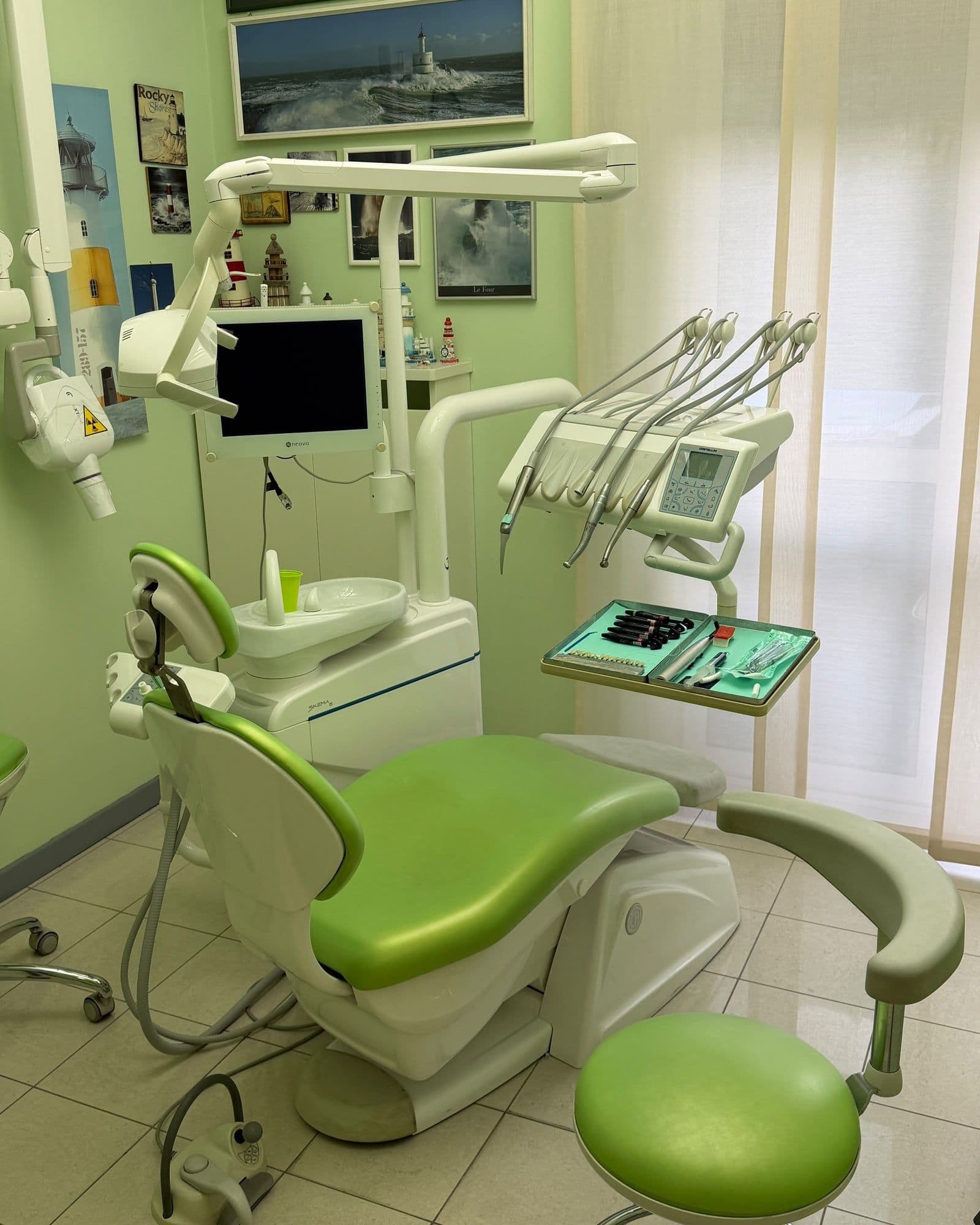 Lo Studio 2 con la poltrona verde e la lampada operatoria