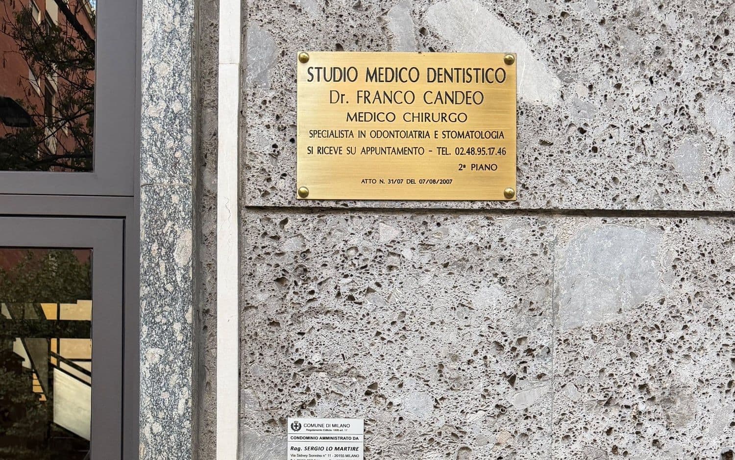 La targa dello studio accanto al portone del civico 81